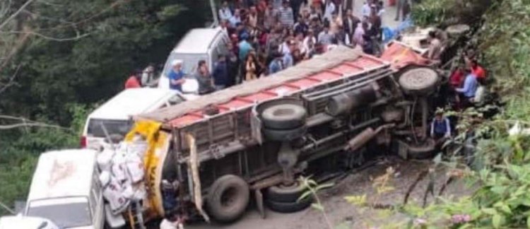 Uncontrollable truck overturned on pickup in Shimla, two people died in ...