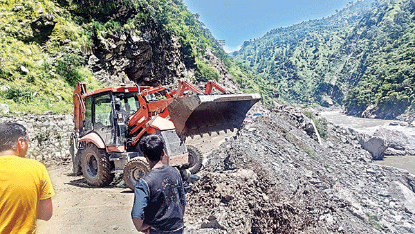 Aut-Sainj road in Kullu blocked due to subsidence, vehicle damaged